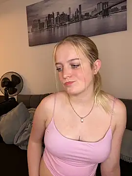 Snapshot of DieBlondeHannah chatting on October 11, 1:34 pm DieBlondeHannah online show from October 11, 1:34 pm