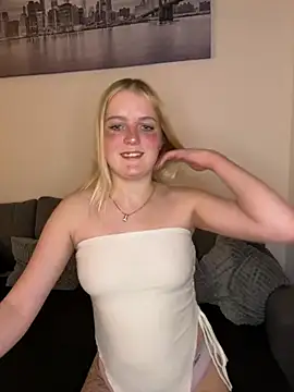 Snapshot of DieBlondeHannah chatting on October 7, 7:15 pm DieBlondeHannah online show from October 7, 7:15 pm
