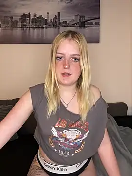 Snapshot of DieBlondeHannah chatting on September 30, 2:01 pm DieBlondeHannah online show from September 30, 2:01 pm