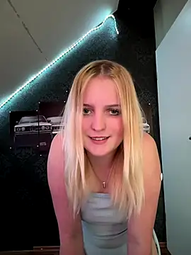 Snapshot of DieBlondeHannah chatting on September 11, 3:12 pm DieBlondeHannah online show from September 11, 3:12 pm