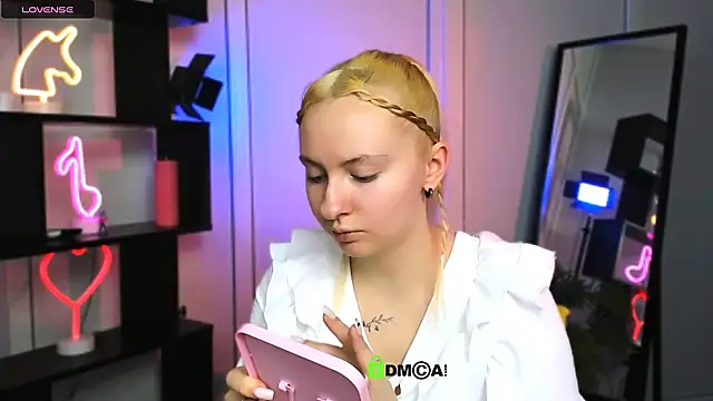 mila glow1 online show from December 17, 7:30 pm