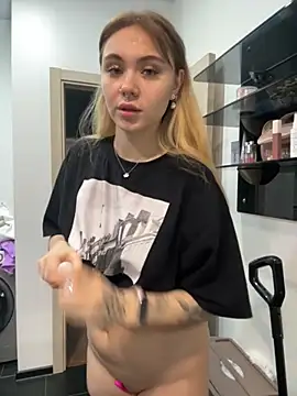 LunaMillie online show from December 2, 9:44 am