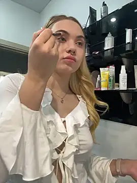 LunaMillie online show from September 19, 5:00 am