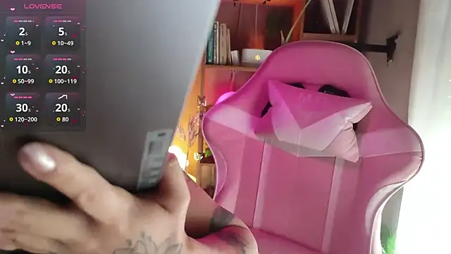 Snapshot of Jess_tattoo11 chatting on December 1, 5:14 pm Jess tattoo11 online show from December 1, 5:14 pm