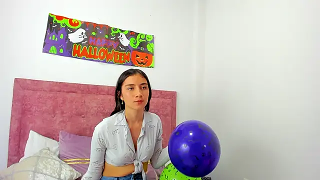 Snapshot of Vaiolet_Miller chatting on October 4, 8:32 pm Vaiolet Miller online show from October 4, 8:32 pm