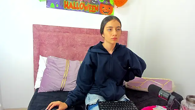 Snapshot of Vaiolet_Miller chatting on October 20, 2:39 pm Vaiolet Miller online show from October 20, 2:39 pm