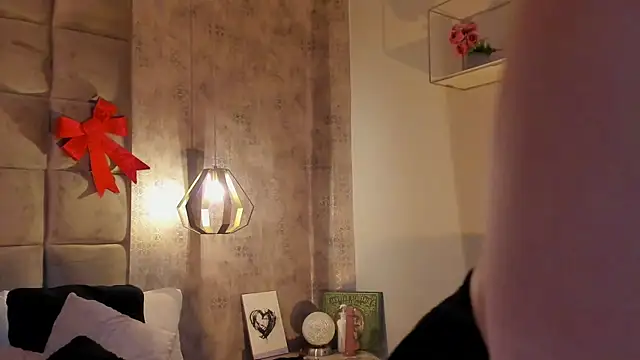 Sky Junne online show from December 3, 5:45 pm