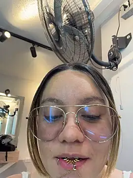 Sky Junne online show from April 17, 5:16 pm