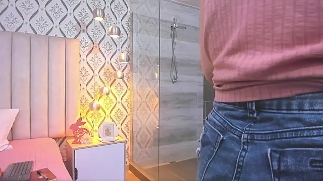 Sky Junne online show from November 4, 5:50 pm