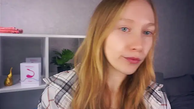 Snapshot of EarnestineGyllenband chatting on November 18, 6:50 am EarnestineGyllenband online show from November 18, 6:50 am