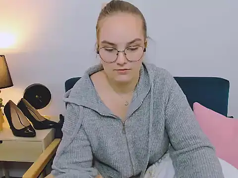 Snapshot of AliceCrazy69 chatting on November 17, 3:27 pm AliceCrazy69 online show from November 17, 3:27 pm