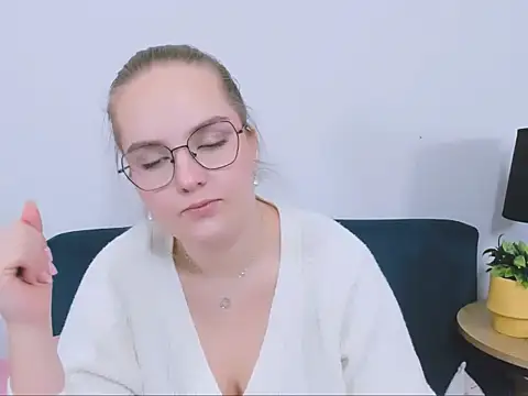 Snapshot of AliceCrazy69 chatting on December 16, 4:22 pm AliceCrazy69 online show from December 16, 4:22 pm