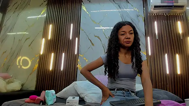 VictoriaDuart online show from December 14, 8:25 pm