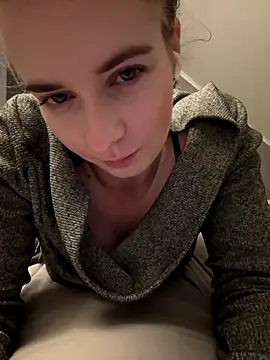 ellieen online show from October 29, 9:58 pm