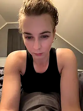 Snapshot of ellieen chatting on October 13, 9:59 pm ellieen online show from October 13, 9:59 pm