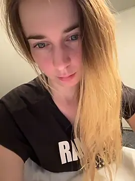 ellieen online show from November 18, 10:45 pm