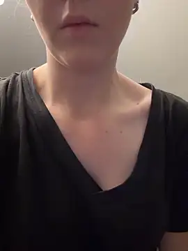 Snapshot of ellieen chatting on October 19, 9:17 pm ellieen online show from October 19, 9:17 pm