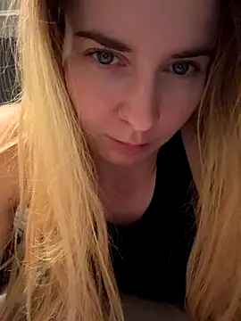 ellieen online show from October 31, 11:00 pm