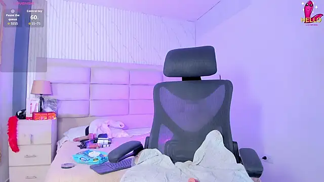 BritanyBrown  online show from April 11, 5:15 am