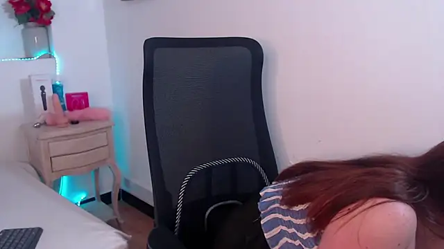 Vicluxxx online show from December 18, 1:48 pm