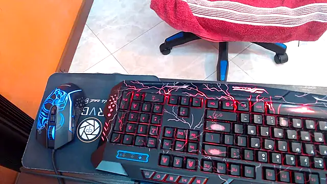 Snapshot of emily_rz1 chatting on November 19, 9:48 pm emily rz1 online show from November 19, 9:48 pm