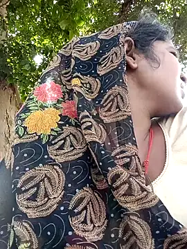 Snapshot of Hot_Seema83 chatting on October 17, 8:39 am Hot Seema83 online show from October 17, 8:39 am