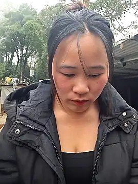 Snapshot of ALIENHR38 chatting on December 4, 1:26 am ALIENHR38 online show from December 4, 1:26 am