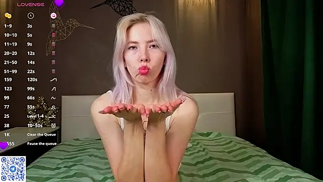 JuliannaWenger online show from January 12, 4:14 pm