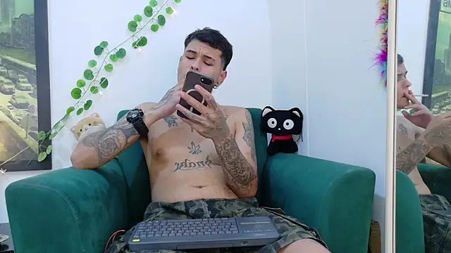 Snapshot of rosse_dredd chatting on July 8, 2:57 am rosse dredd online show from July 8, 2:57 am