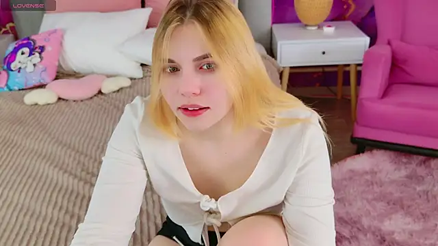 Snapshot of Evie_Vall chatting on October 17, 3:25 pm Evie Vall online show from October 17, 3:25 pm