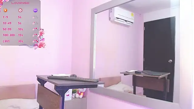 Snapshot of kiity_horny_ chatting on November 22, 12:59 pm kiity horny online show from November 22, 12:59 pm