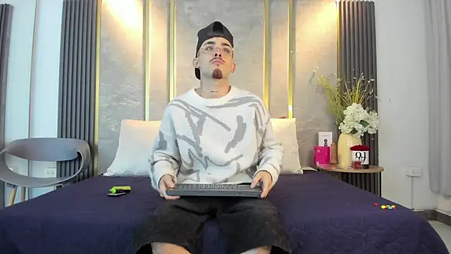 Snapshot of NikoStone_ chatting on June 16, 4:23 am NikoStone online show from June 16, 4:23 am