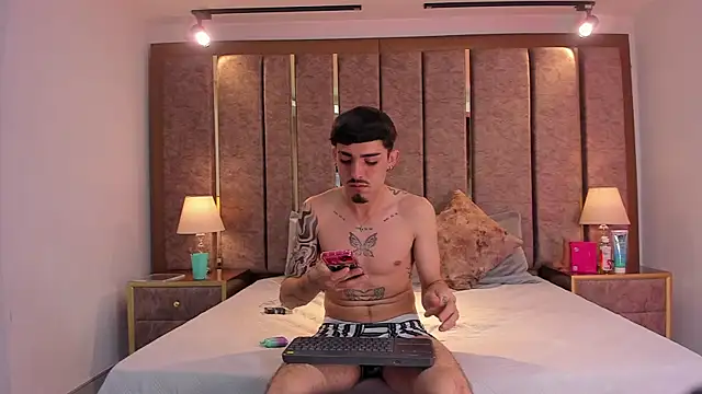 Snapshot of NikoStone_ chatting on March 1, 5:07 am NikoStone online show from March 1, 5:07 am