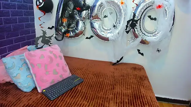 Cora 222 online show from November 1, 7:30 pm