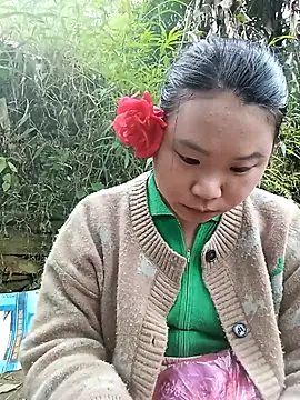 may-squirl online show from October 31, 7:05 am