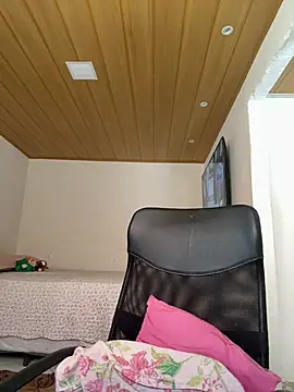 Snapshot of larajuli chatting on February 18, 2:02 pm larajuli online show from February 18, 2:02 pm