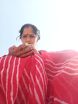 Snapshot of Jooli_xx chatting on November 17, 5:00 am Jooli xx online show from November 17, 5:00 am