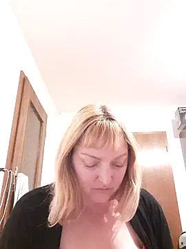 LiluLiluLilu online show from September 27, 9:21 pm