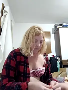 LiluLiluLilu online show from April 18, 7:07 pm