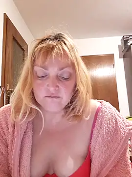 LiluLiluLilu online show from October 18, 7:49 pm