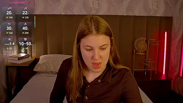 Snapshot of MelanieHenders chatting on October 12, 5:31 am MelanieHenders online show from October 12, 5:31 am