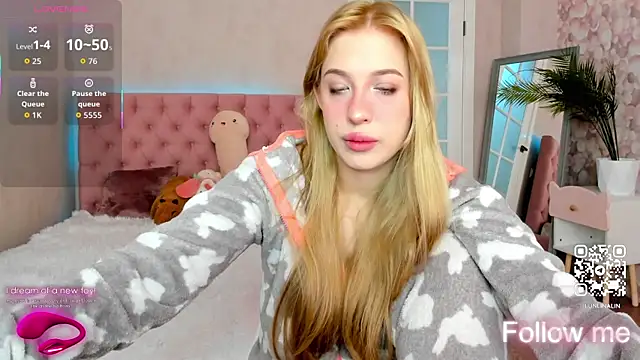 Snapshot of LightStar_18 chatting on October 6, 8:48 am LightStar 18 online show from October 6, 8:48 am