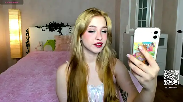 Snapshot of LightStar_18 chatting on October 20, 11:11 am LightStar 18 online show from October 20, 11:11 am