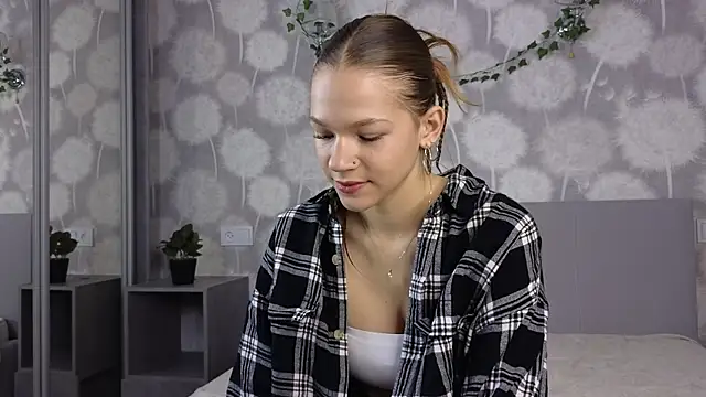 VelvetRisque online show from October 18, 6:15 am