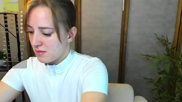 Snapshot of Alice_Cire chatting on October 13, 2:46 am Alice Cire online show from October 13, 2:46 am