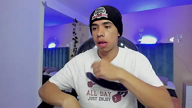 Snapshot of Muscle_Scott chatting on November 9, 1:59 pm Muscle Scott online show from November 9, 1:59 pm