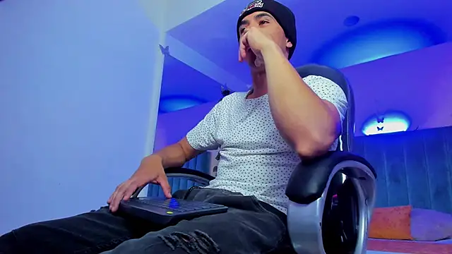 Snapshot of Muscle_Scott chatting on November 10, 12:32 pm Muscle Scott online show from November 10, 12:32 pm