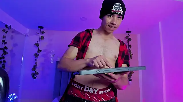 Snapshot of Muscle_Scott chatting on November 6, 1:04 pm Muscle Scott online show from November 6, 1:04 pm