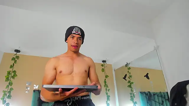 Snapshot of Muscle_Scott chatting on October 9, 12:28 pm Muscle Scott online show from October 9, 12:28 pm