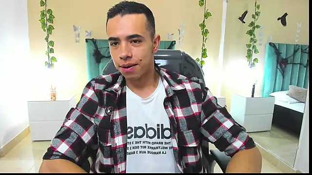 Snapshot of Muscle_Scott chatting on October 25, 12:28 pm Muscle Scott online show from October 25, 12:28 pm